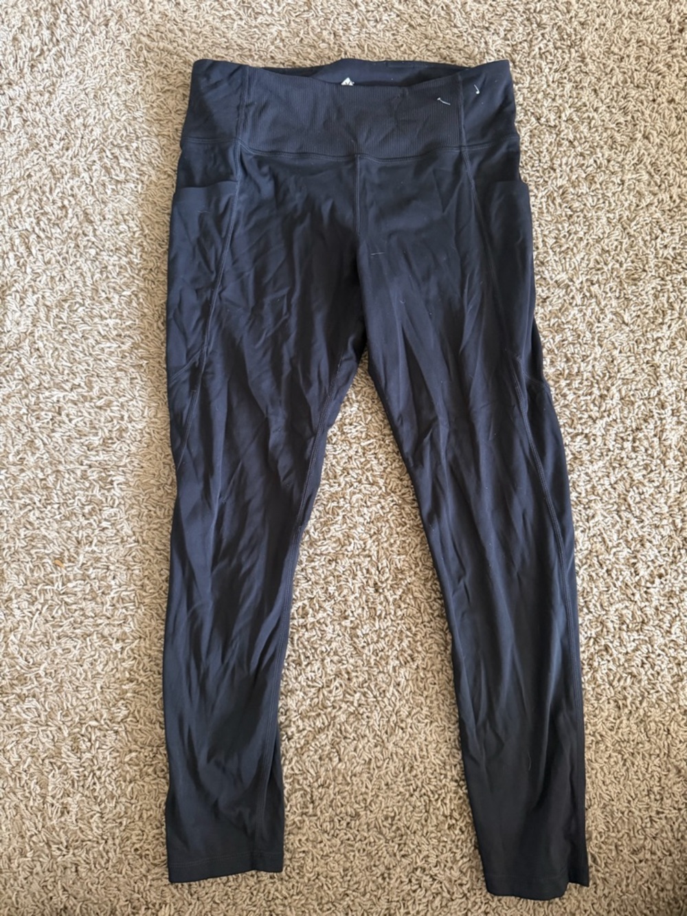 High-Rise Black Performance Leggings with Side Pockets